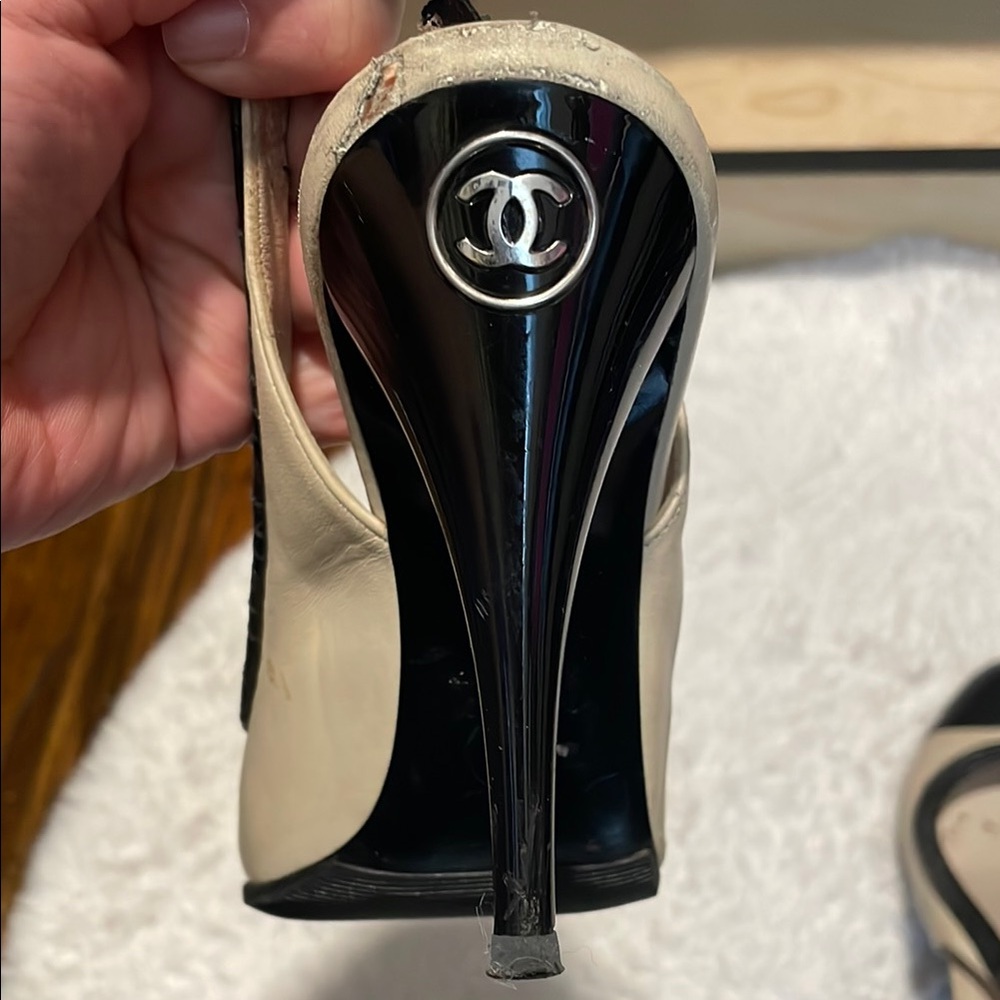 Chanel Women's Black and Cream Shoes - Picture 5 of 5